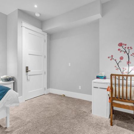 Vancouver West Cozy Retreat By Host Launch ภายนอก รูปภาพ